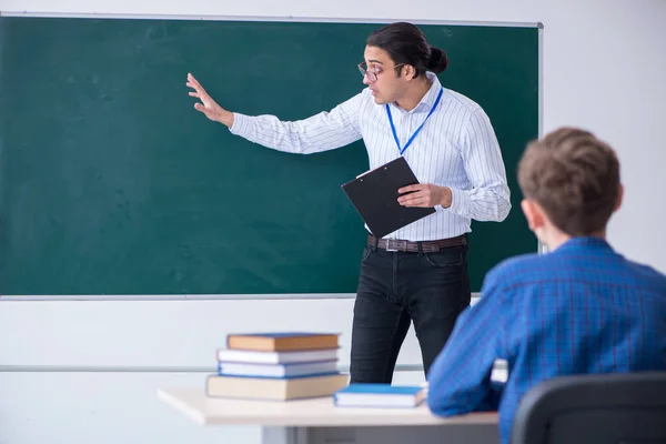 Jonge mannelijke leraar en jongen in de klas — Stockfoto