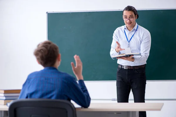 Joven maestro y niño en el aula — Foto de Stock