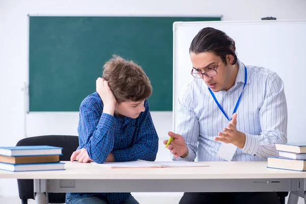 Giovane insegnante maschio e ragazzo in classe — Foto Stock