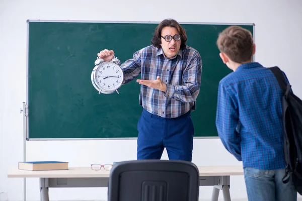 Chico perezoso llegando tarde a la escuela — Foto de Stock