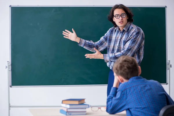 Divertido maestro y niño en el aula —  Fotos de Stock