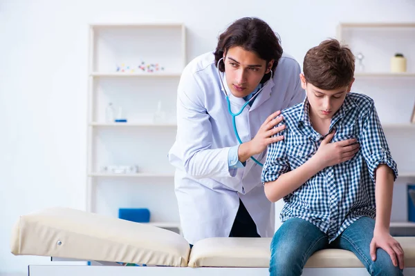 Erkek doktor stetoskop ile çocuk muayene — Stok fotoğraf