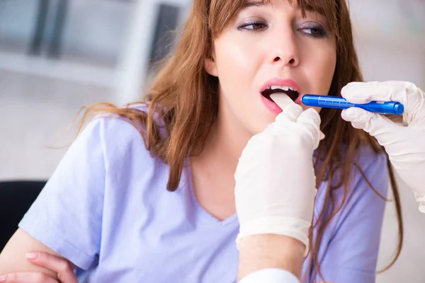 Young patient visiting doctor otolaryngologist — Stock Photo, Image