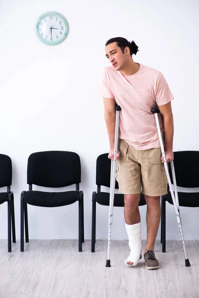 Junger Verletzter wartet in Krankenhausflur auf seine Umdrehung — Stockfoto