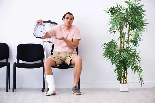 Joven herido esperando su turno en la sala del hospital — Foto de Stock