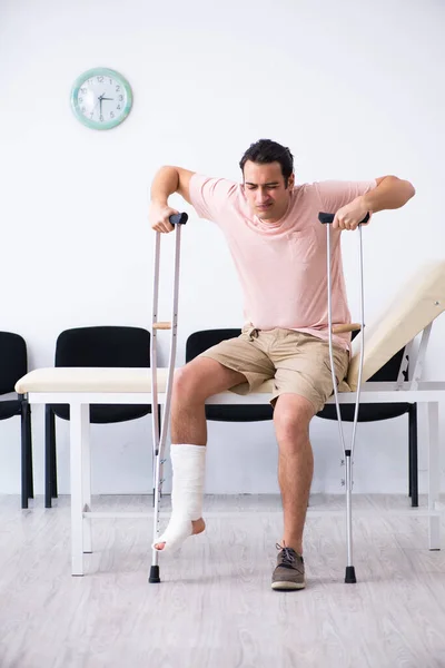 Junger Verletzter wartet in Krankenhausflur auf seine Umdrehung — Stockfoto