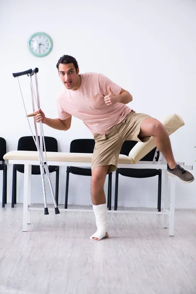 Junger Verletzter wartet in Krankenhausflur auf seine Umdrehung — Stockfoto