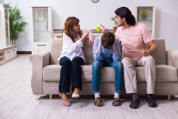 Conflicto familiar con marido, mujer e hijo —  Fotos de Stock