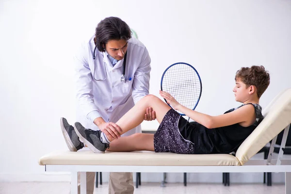 Garçon joueur de tennis visitant jeune médecin traumatologue — Photo