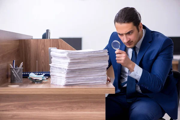 Jovem empresário bonito que trabalha no escritório — Fotografia de Stock