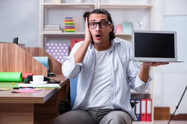 Joven diseñador masculino trabajando en la oficina — Foto de Stock