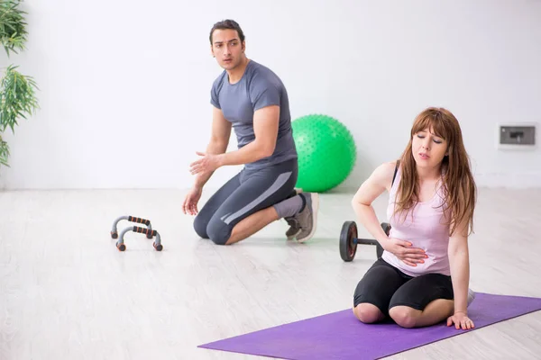 Junge Frau fühlt sich bei Erste-Hilfe-Ausbildung schlecht — Stockfoto