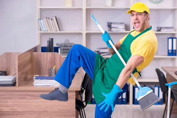 清洁办公室的年轻男性承包商 — 图库照片