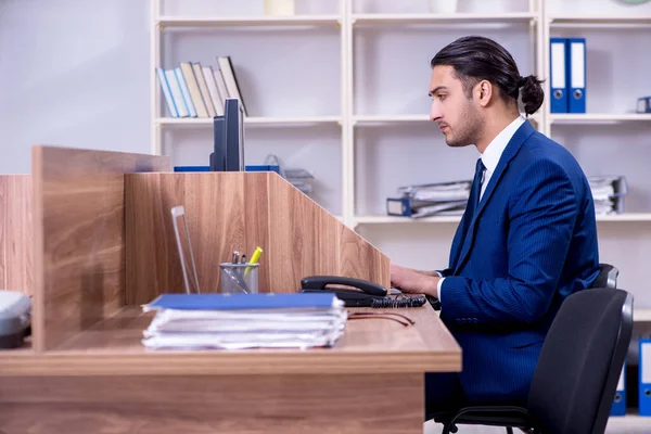 Молодий красивий бізнесмен працює в офісі — стокове фото