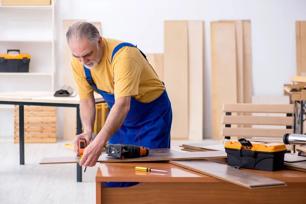 Velho carpinteiro masculino trabalhando em oficina — Fotografia de Stock