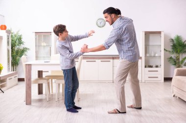 Baba onu dövüyor ve cezalandırıyor.