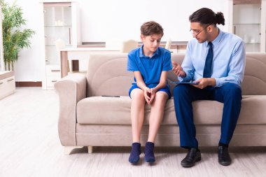 İnternet bağımlısı çocuk erkek doktoru ziyaret ediyor.