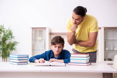 Baba oğlunun okula hazırlanmasına yardım ediyor.