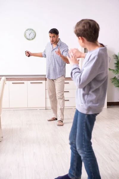 Padre golpeando y castigando a su hijo — Foto de Stock