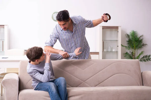 Father beating and punishing his sone — Stock Photo, Image