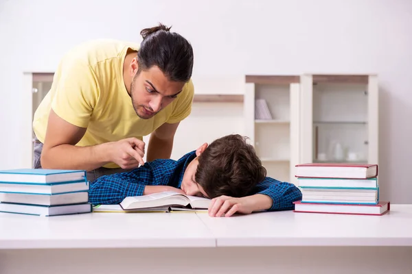 Far hjälper sin son att förbereda sig för skolan — Stockfoto