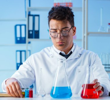 Laboratuvarda çalışan çılgın bir kimyager.