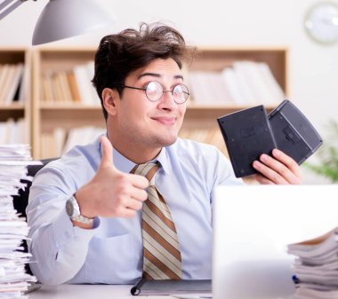 Ofiste çalışan komik muhasebeci.