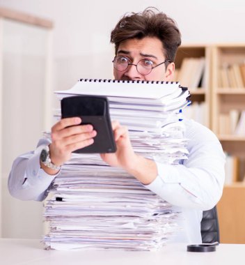 Ofiste çalışan komik muhasebeci.