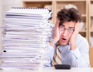 Ofiste çalışan komik muhasebeci.