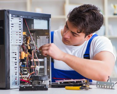 Masaüstü bilgisayarını tamir eden bilgisayar tamircisi