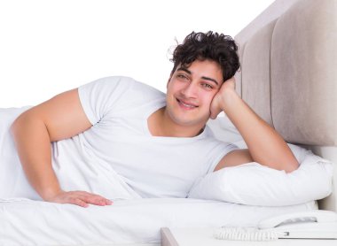 Yatakta uykusuzluk çeken bir adam.