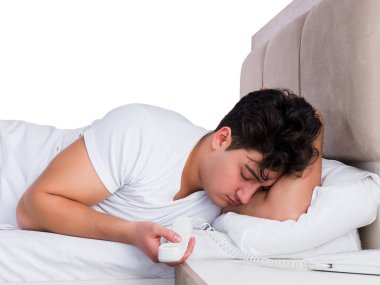 Yatakta uykusuzluk çeken bir adam.