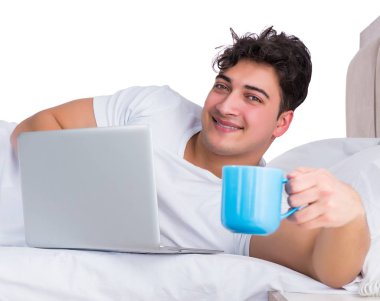 Yatakta uykusuzluk çeken bir adam.