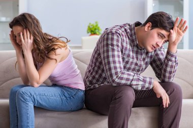 Parçalanmış ilişki konseptinde genç bir aile