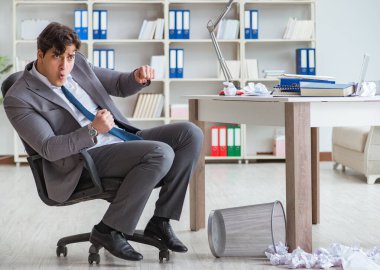 İş adamı işte ara verirken eğleniyor.