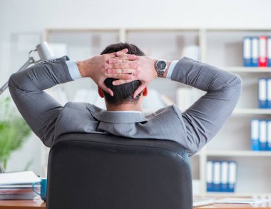 Ofiste çalışan genç bir işadamı.