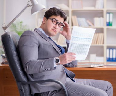 Ofiste çalışan genç bir işadamı.