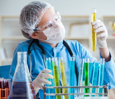 Laboratuvarda deneyler yapan kadın bilim adamı.