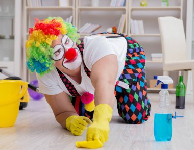Komik palyaço evde temizlik yapıyor.