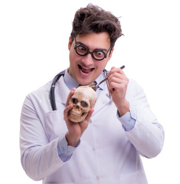Beyaz izole kafatası ile komik doktor