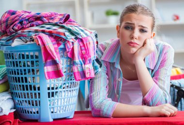 Depresyonda olan ev hanımı çamaşır yıkıyor.