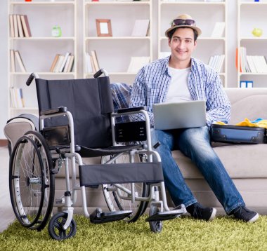 Pasif adam dizüstü bilgisayarla internetten seyahat rezervasyonu