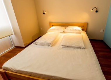 Otelde çift kişilik yatak.