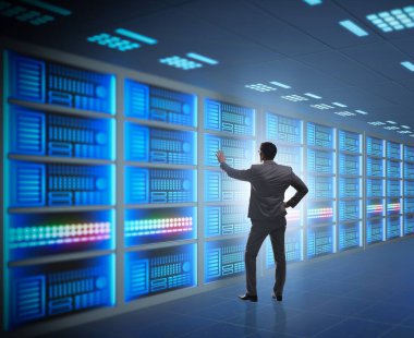 İş adamıyla büyük veri yönetimi kavramı