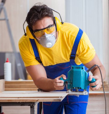 Marangoz atölyede çalışıyor.