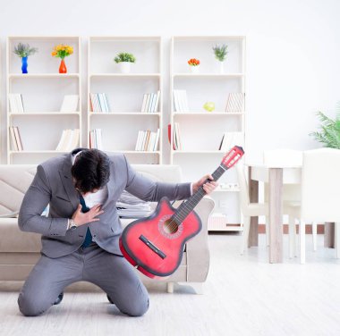 İş adamı tatile gidişini kutluyor