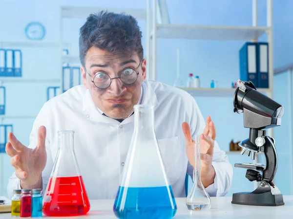 Divertente chimico pazzo che lavora in un laboratorio — Foto Stock
