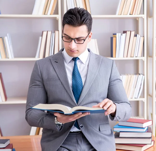 Studentin der Wirtschaftswissenschaften arbeitet in der Bibliothek — Stockfoto