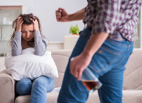 Sarhoş alkoliklerle aile içi şiddet kavramı — Stok fotoğraf