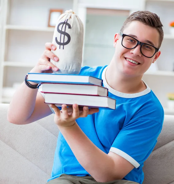 Junge Studentin bereitet sich zu Hause auf dem Sofa auf Prüfungen vor — Stockfoto